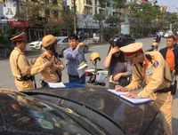 CSGT Hà Nội lập biên bản xử lý nghiêm các phương tiện vi phạm