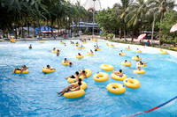 Tránh nóng ở công viên nước Hồ Tây