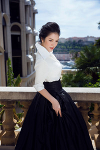 Lý Nhã Kỳ khoe dáng trong phong cách thời trang 