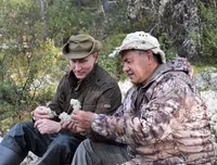 Kì nghỉ ngắn ngày của Tổng thống Putin: Tắm năng, bắt cá và leo núi