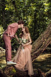 Ca sĩ Thu Thủy và hôn phu kém tuổi tung bộ ảnh cưới lung linh