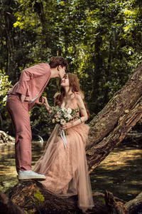 Ca sĩ Thu Thủy và hôn phu kém tuổi tung bộ ảnh cưới lung linh