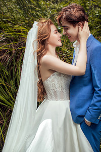 Ca sĩ Thu Thủy và hôn phu kém tuổi tung bộ ảnh cưới lung linh