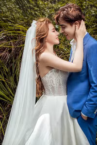 Ca sĩ Thu Thủy và hôn phu kém tuổi tung bộ ảnh cưới lung linh