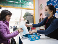 Nhiều nơi tranh thủ tăng giá, nhưng vẫn có điểm phát miễn phí khẩu trang