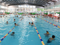 Bể bơi trong nhà hút khách những ngày nắng nóng