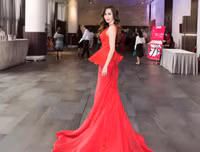 Á hậu Tố Uyên diện váy xẻ bạo đầy gợi cảm