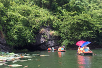 Xuôi dòng Sào Khê khám phá hang động Tràng An