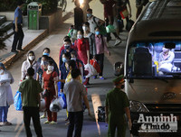 [ẢNH] Phun khử khuẩn bệnh viện Bạch Mai, chở người nhà bệnh nhân đến khu cách ly tập trung