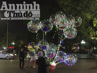 Chùm ảnh: Bóng bay đèn led rực rỡ, lạ mắt trên phố Hà Nội