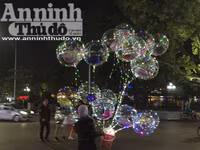 Chùm ảnh: Bóng bay đèn led rực rỡ, lạ mắt trên phố Hà Nội