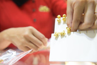 Lo sợ virus Corona, khách hàng không còn chen chúc cửa hàng vàng ngày Thần Tài