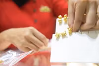 Lo sợ virus Corona, khách hàng không còn chen chúc cửa hàng vàng ngày Thần Tài