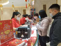 Lo sợ virus Corona, khách hàng không còn chen chúc cửa hàng vàng ngày Thần Tài