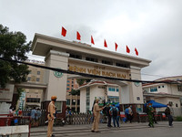 [Ảnh] Lực lượng Công an chốt chặn, kiểm soát chặt chẽ Bệnh viện Bạch Mai phòng dịch Covid-19