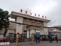 [Ảnh] Lực lượng Công an chốt chặn, kiểm soát chặt chẽ Bệnh viện Bạch Mai phòng dịch Covid-19