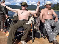 Kì nghỉ ngắn ngày của Tổng thống Putin: Tắm năng, bắt cá và leo núi