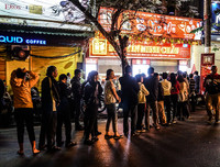 Bà bầu xếp hàng từ rạng sáng chờ mua vàng ngày vía Thần Tài