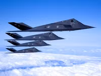 [ẢNH] F-117A Nighthawk phải hạ cánh khẩn cấp khi âm thầm xâm nhập Syria, nghi bị trúng đạn?