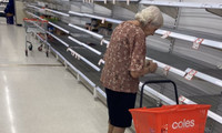 [ẢNH] Cụ bà Australia bật khóc trước kệ hàng trống trơn vì dịch Covid-19