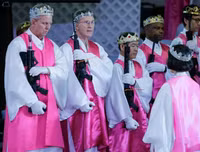 Kì lạ nghi lễ tôn thờ súng đạn tổ chức ở nhà thờ của Mỹ