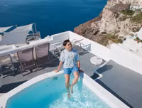 Diễn viên Trịnh Tú Trung khám phá cuộc sống thiên đường ở Santorini
