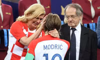 [ẢNH] Tổng thống Croatia, người phụ nữ lau nước mắt cho các cầu thủ trong trận cầu lịch sử