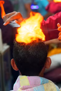 Mạo hiểm với chiêu cắt tóc bằng lửa độc đáo