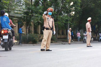 Cảnh sát giao thông Thủ đô tiếp sức cho thí sinh chống Covid-19, vượt vũ môn