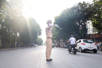 Cảnh sát giao thông Thủ đô tiếp sức cho thí sinh chống Covid-19, vượt vũ môn