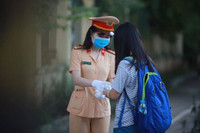 Cảnh sát giao thông Thủ đô tiếp sức cho thí sinh chống Covid-19, vượt vũ môn