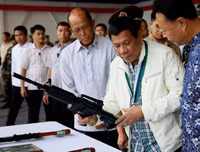 Trung Quốc bị nghi tặng súng kém chất lượng cho Philippines