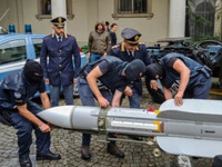 [ẢNH] Italy tịch thu tên lửa tiêm kích từ nhóm tân phát xít