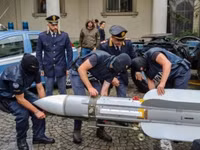 [ẢNH] Italy tịch thu tên lửa tiêm kích từ nhóm tân phát xít