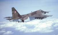 [ẢNH] Tên lửa chống tăng trên Su-25 Nga vừa ‘chẻ đôi’ máy bay ném bom khổng lồ