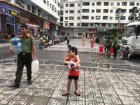 [Ảnh] Lực lượng Công an, quân đội giúp người dân khu đô thị HH khắc phục sự cố thiếu nước sạch