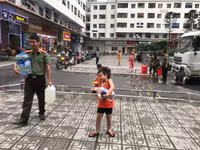 [Ảnh] Lực lượng Công an, quân đội giúp người dân khu đô thị HH khắc phục sự cố thiếu nước sạch