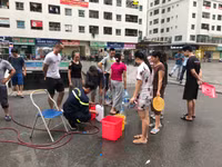 [Ảnh] Lực lượng Công an, quân đội giúp người dân khu đô thị HH khắc phục sự cố thiếu nước sạch