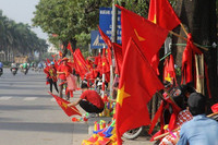 Mỹ Đình nhuộm đỏ màu cờ trước giờ bóng lăn