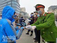 [ẢNH] Công an Thủ đô tham gia phát miễn phí 75.000 khẩu trang phòng dịch Corona