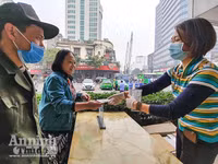 [ẢNH] Công an Thủ đô tham gia phát miễn phí 75.000 khẩu trang phòng dịch Corona