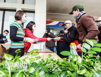 [ẢNH] Công an Thủ đô tham gia phát miễn phí 75.000 khẩu trang phòng dịch Corona