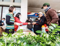 [ẢNH] Công an Thủ đô tham gia phát miễn phí 75.000 khẩu trang phòng dịch Corona