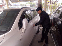 Cận cảnh tên trộm tài sản trong cabin xe ô tô Mazda 3 của một phụ nữ