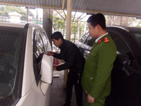 Cận cảnh tên trộm tài sản trong cabin xe ô tô Mazda 3 của một phụ nữ