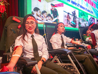 [ẢNH] Ấn tượng mạnh với hình ảnh nữ Công an Thủ đô hiến máu cứu người