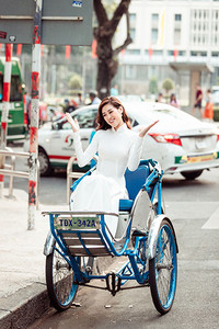 Hoa hậu Khánh Vân duyên dáng trong tà áo dài dạo phố ngày cận Tết