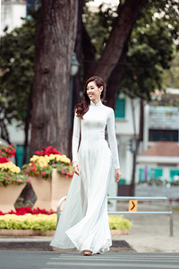 Hoa hậu Khánh Vân duyên dáng trong tà áo dài dạo phố ngày cận Tết