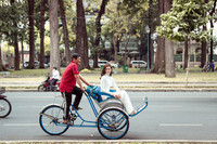 Hoa hậu Khánh Vân duyên dáng trong tà áo dài dạo phố ngày cận Tết