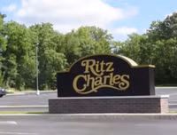 Cô gái mời hàng trăm người vô gia cư đến dự tiệc, ngay sau khi huỷ hôn